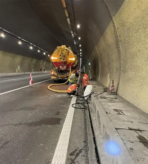 泸州隧道排水渠清淤